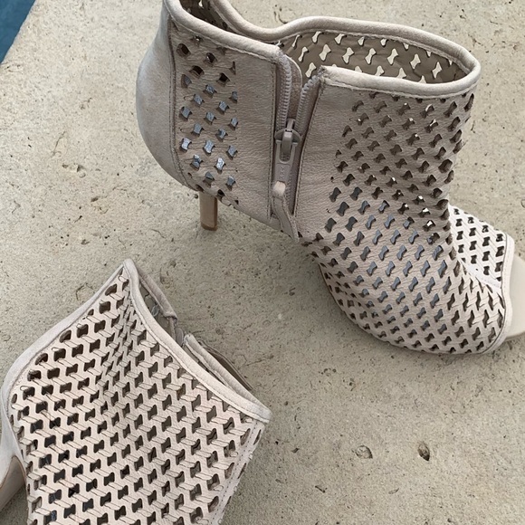 Gianni Bini 5 inch stiletto, open toe, booties, cream beige color in size 8 1/2 - Picture 10 of 12